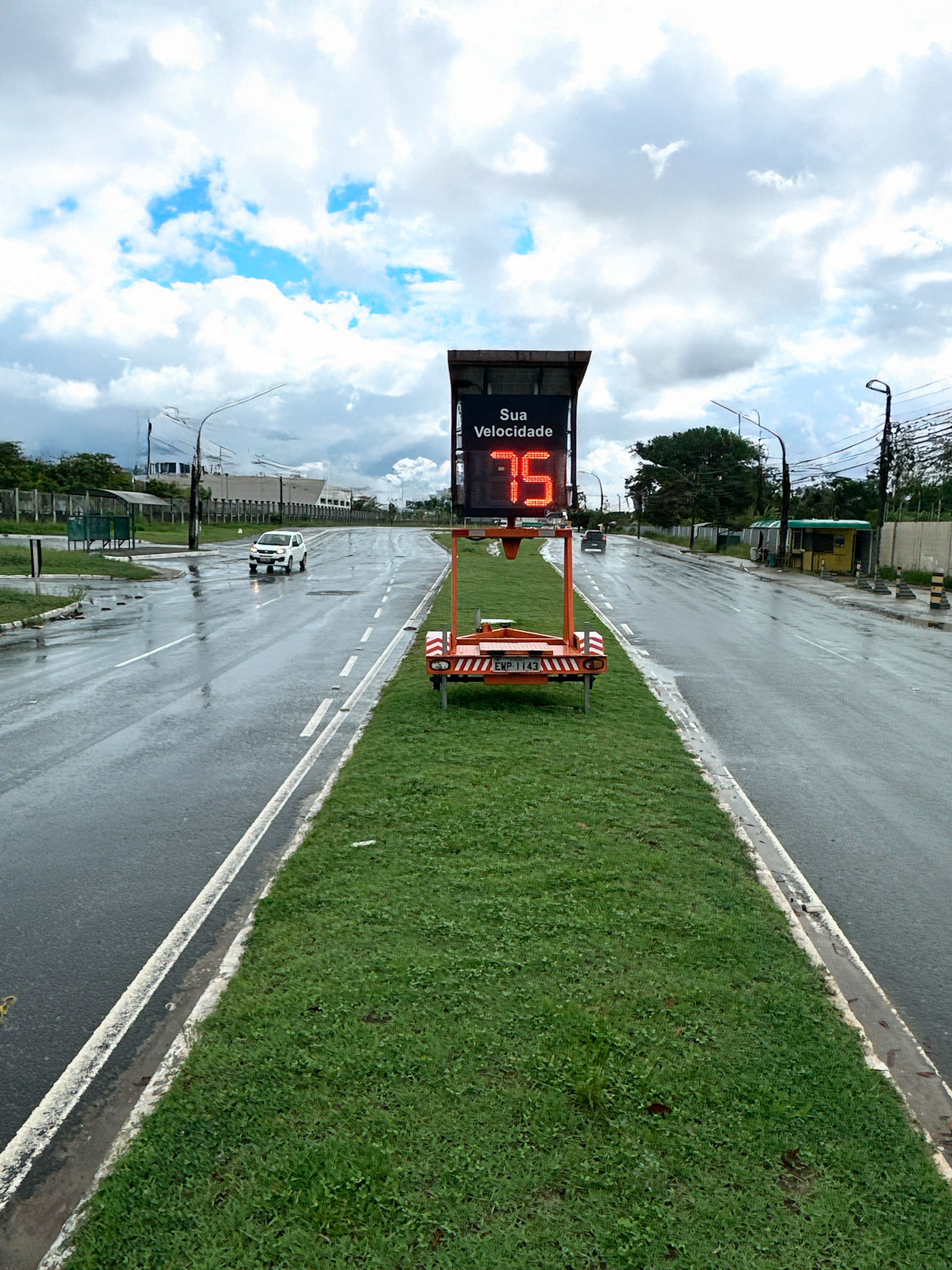 Locação de Painel Informativo de Velocidade com Radar